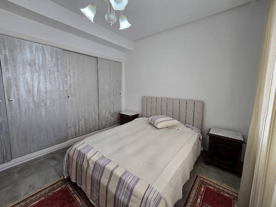 chambre-avec-lit-capitonne-appartement-hammamet-sud