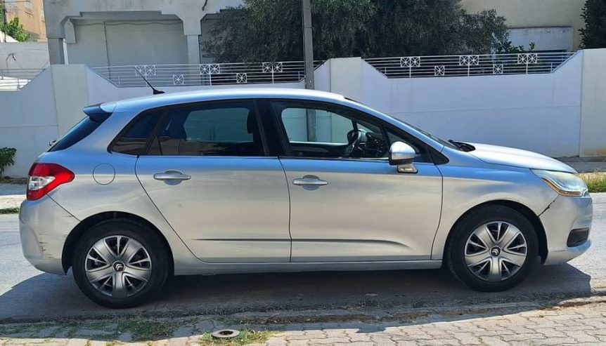 citroen-c4-interieur-propre-volant-multifonction