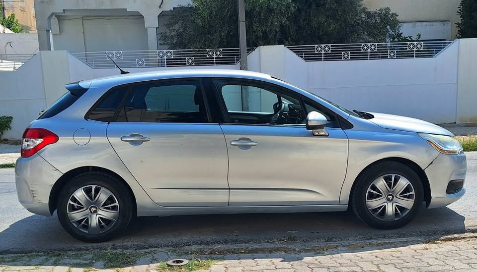 citroen-c4-interieur-propre-volant-multifonction