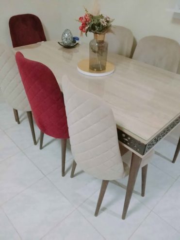 ensemble-table-chaise-design-contemporain