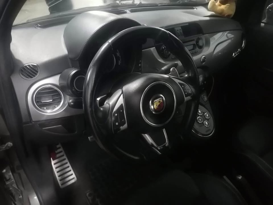 interieur-abarth-500-volant-cuir