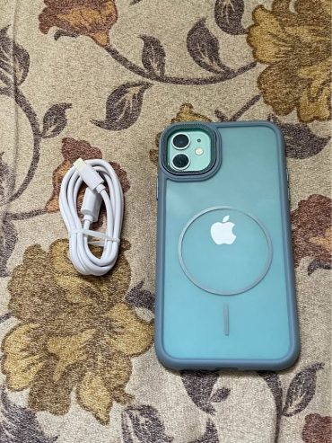 iphone-11-avec-chargeur-et-coque-mag-safe
