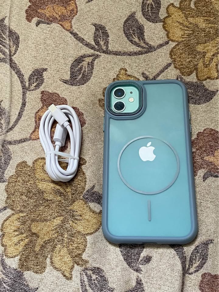 iphone-11-avec-chargeur-et-coque-mag-safe