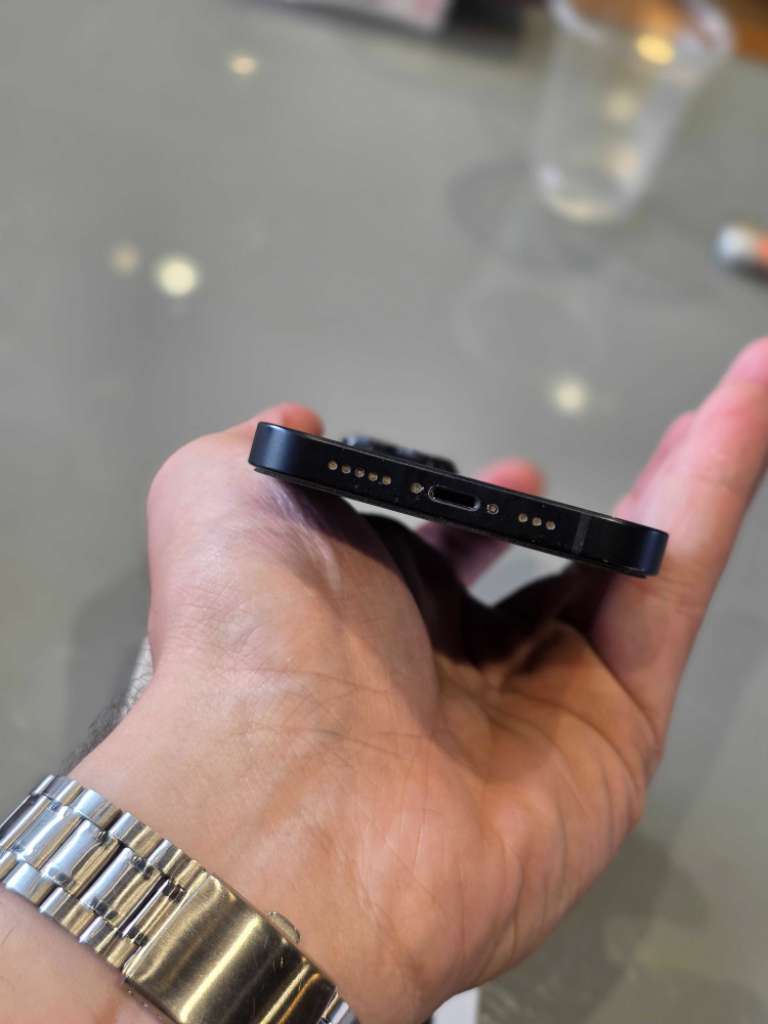 iphone-14-noir-avec-chargeur-et-boite-nabeul