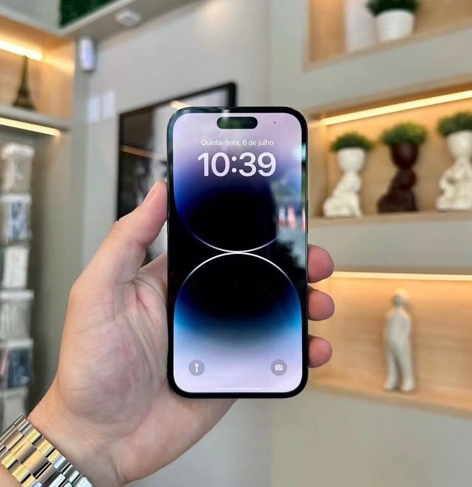 iphone-14-pro-en-main-fond-design-tunisie