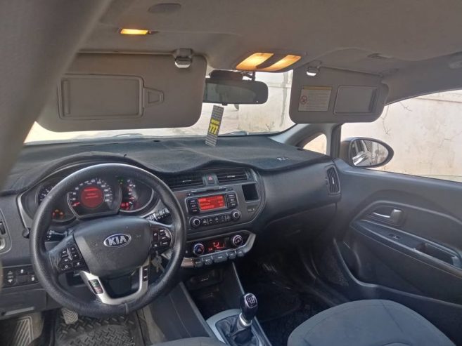 kia-rio-interieur-volant-multifonction-2012