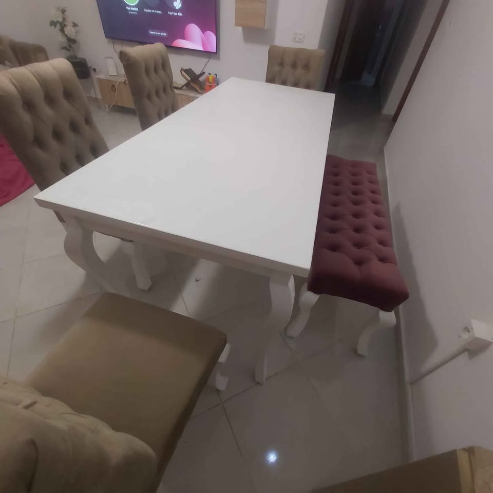 salle-a-manger-avec-banquette-bordeaux-et-chaises-beige