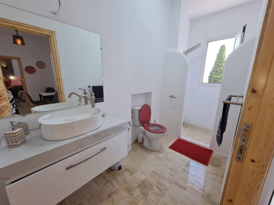 salle-de-bain-dans-logement-estival-hammamet-piscine