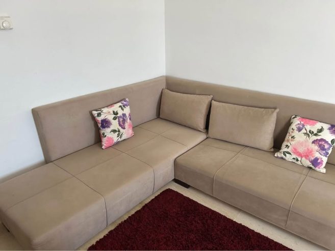 salon-angle-pouf-decoration-florale-beige-propre