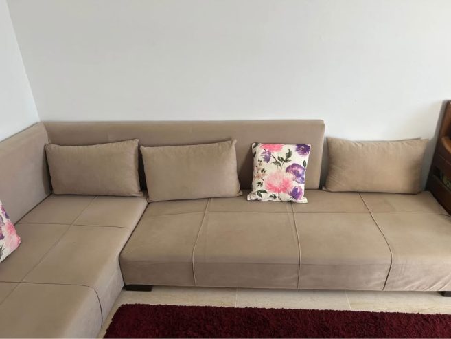 salon-de-coin-moderne-avec-coussins-et-tapis