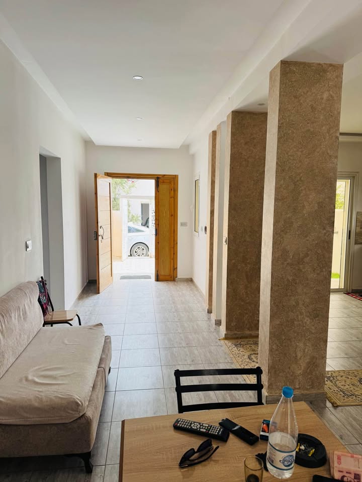 salon-lumineux-maison-midoun-location-touristique
