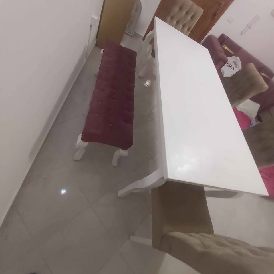 table-avec-chaises-et-banquette-occasion-hammam-chatt