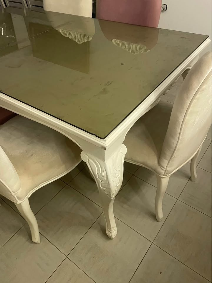 table-diner-blanche-avec-chaises-rose-blanc