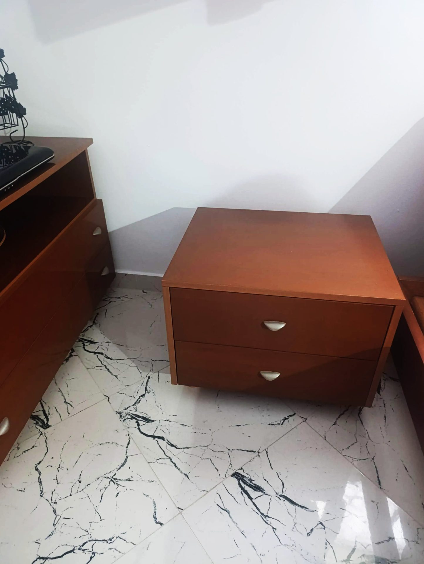 table-nuit-enfant-bois-avec-tiroirs
