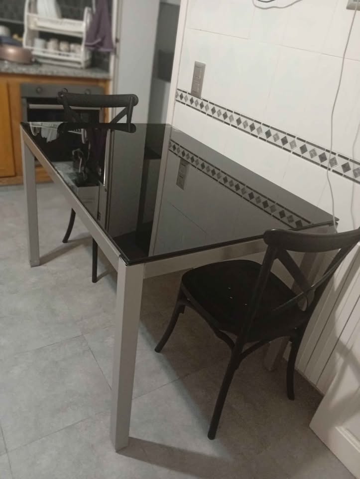 table-verre-trempe-noire-pieds-metal-gris