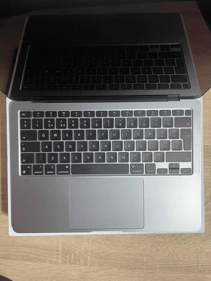 apple-macbook-air-m1-chargeur-accessoires