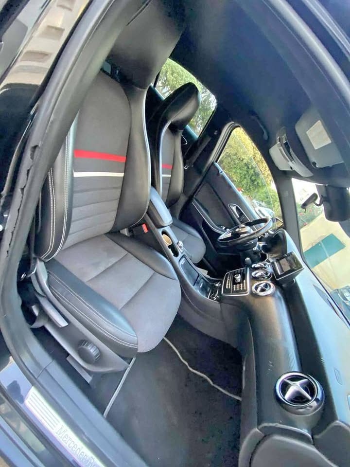 mercedes-classe-a180-interieur-alcantara