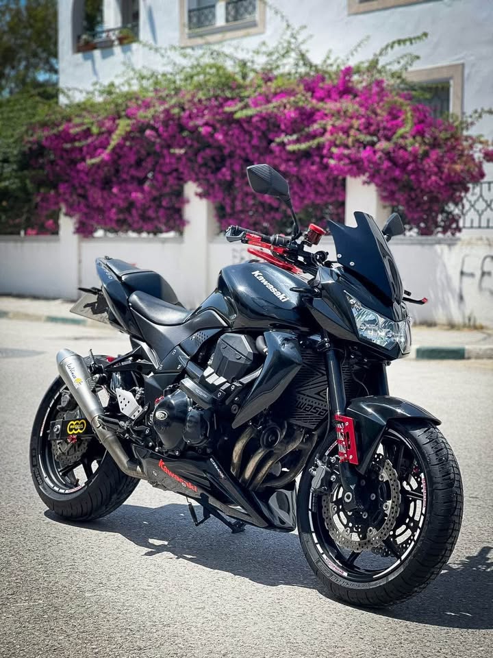 moto-kawasaki-z750-noire-tunisie