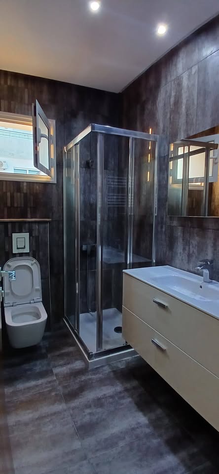 salle-eau-moderne-avec-douche