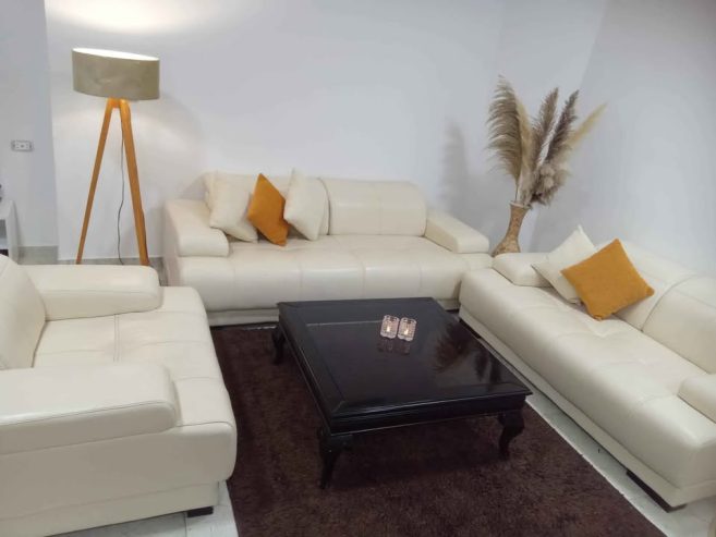salon-beige-contemporain-avec-coussins