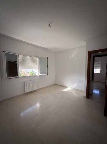 salon-lumineux-location-etage-el-ghazela