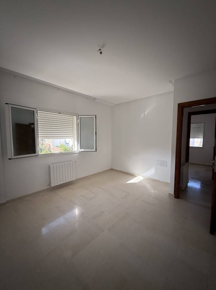 salon-lumineux-location-etage-el-ghazela