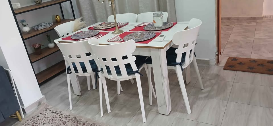table-mdf-blanc-avec-chaises-modernes