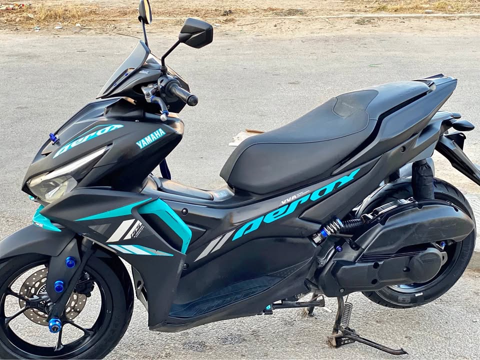 yamaha-aerox-155cc-scooter-noir-bleu