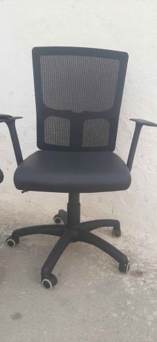 Chaise-de-bureau-avec-accoudoirs-et-base-stable