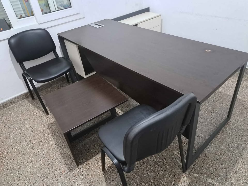 bureau-avec-chaises-et-table-basse-tunisie