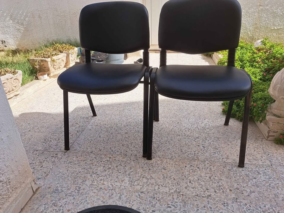 bureau-entreprise-avec-chaises-et-table-basse