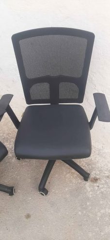 chaise-bureau-noire-roulettes
