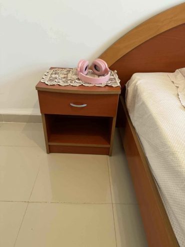 chambre-a-coucher-avec-coiffeuse-et-tables-de-nuit