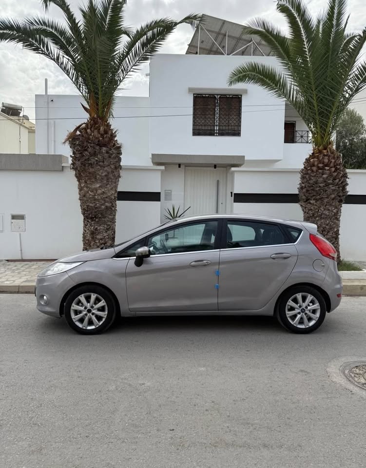 ford-fiesta-5cv-essence-2012