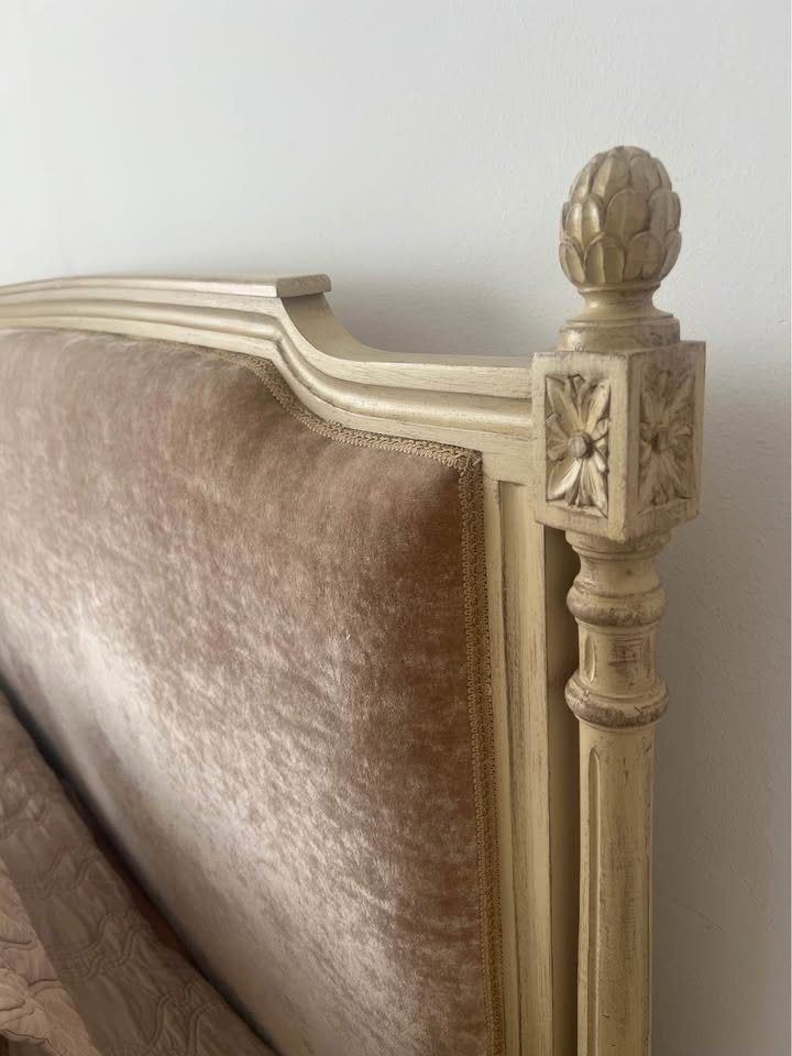 lit-velours-de-soie-style-louis-xvi-tunisie