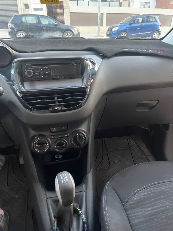 peugeot-208-blanche-5cv
