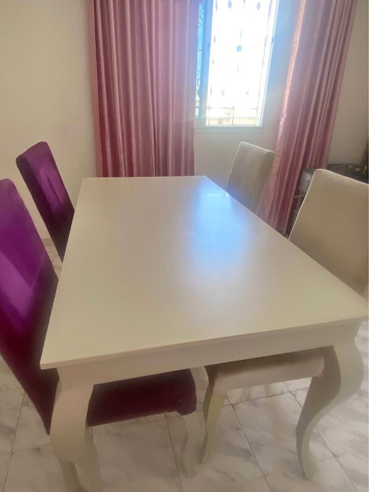 table-a-manger-4-chaises-capitonnees-ben-arous