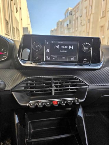 voiture-peugeot-208-noire-2022-manouba