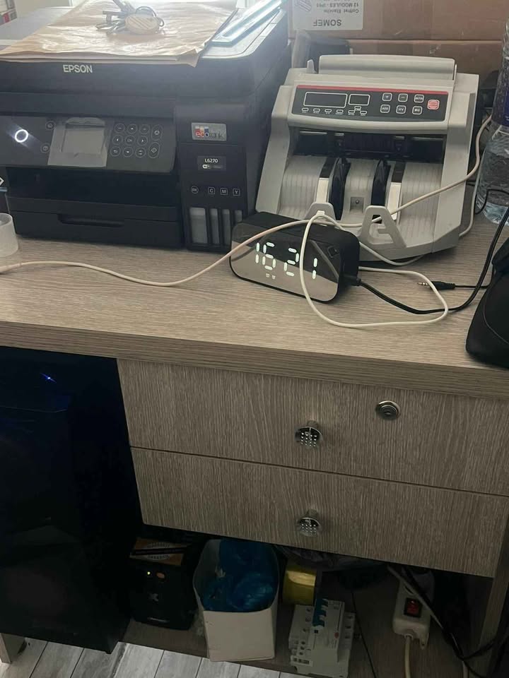 bureau-avec-etageres-et-rangement-bas