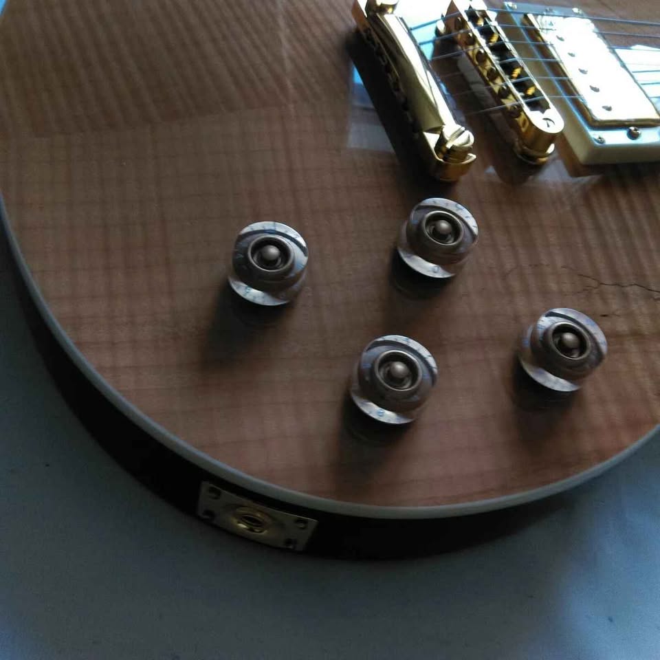 chapel-les-paul-humbuckers-dore-gros-plan