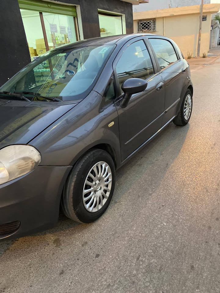 fiat-grande-punto-interieur-propre