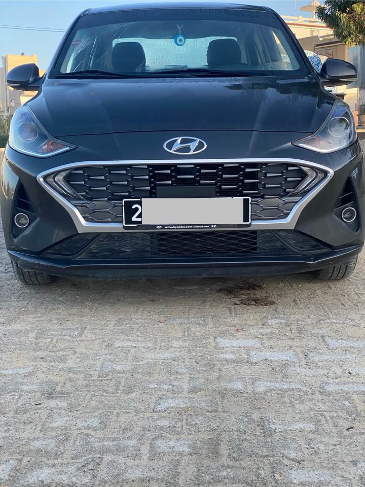 grand-i10-sedan-vue-avant-trois-quarts-gris