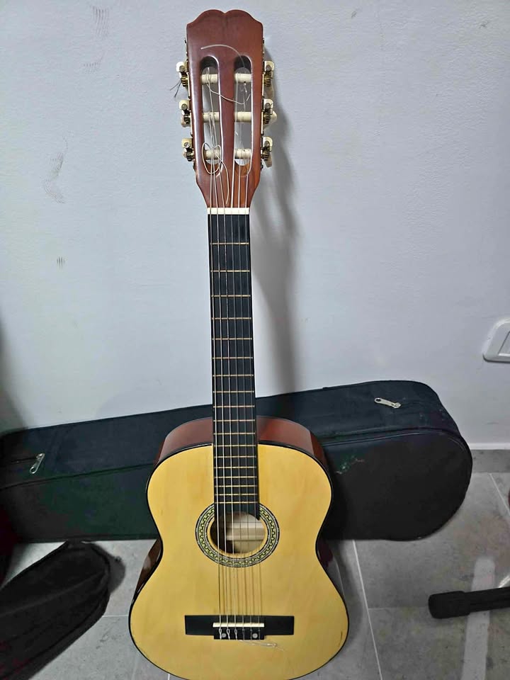 guitare-meg-enfant-tunis