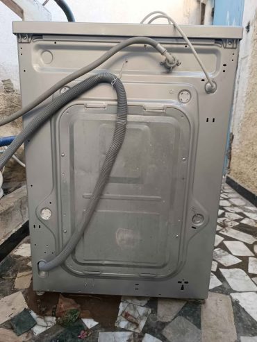 lg-direct-drive-machine-a-laver-argentee