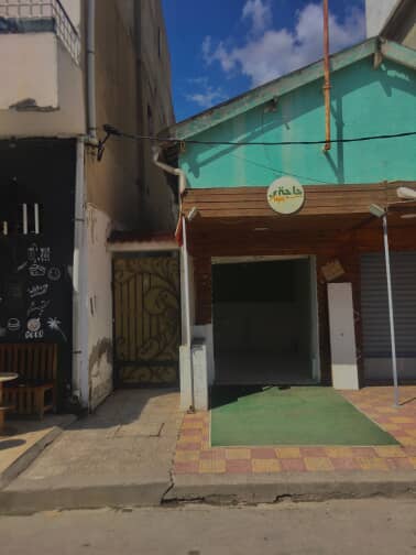 local-commercial-interieur-vide-15m2-sol-murs