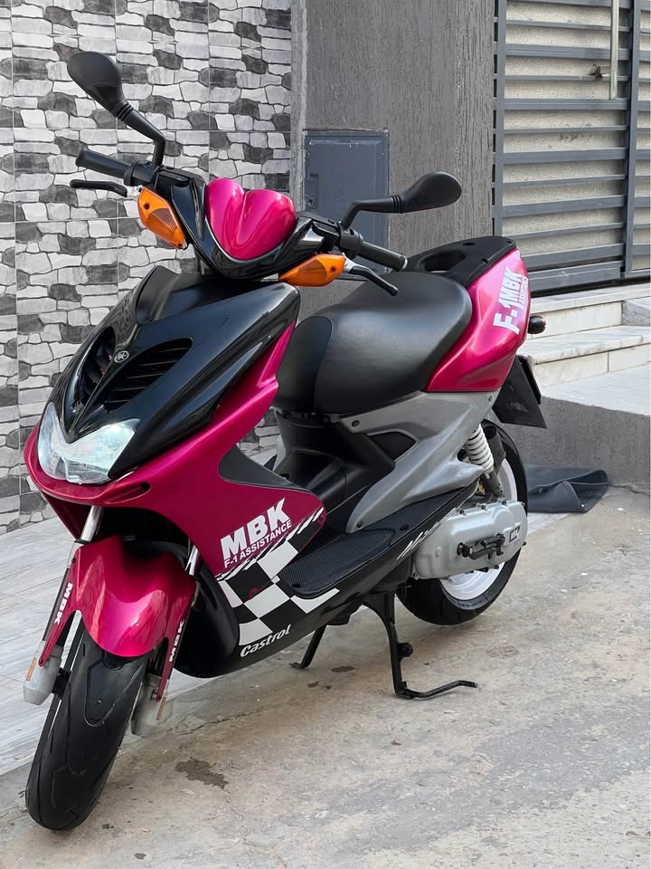 mbk-nitro-vue-avant-trois-quarts-noir-rose