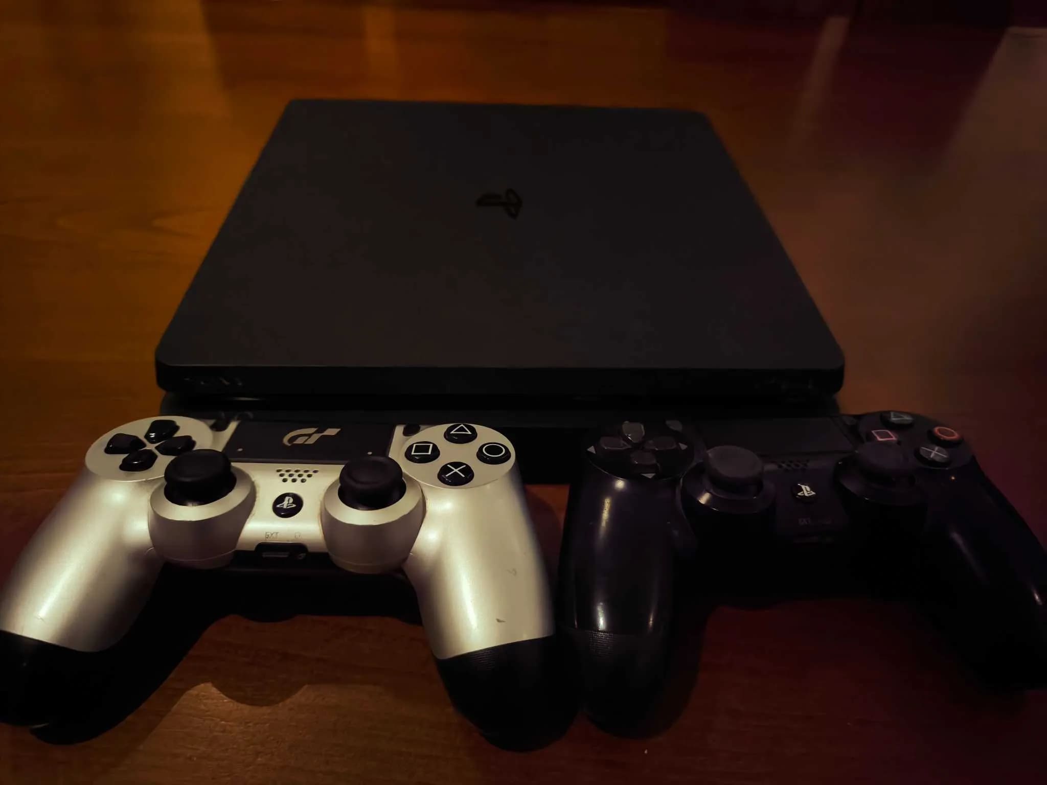 ps4-slim-1to-avec-manettes