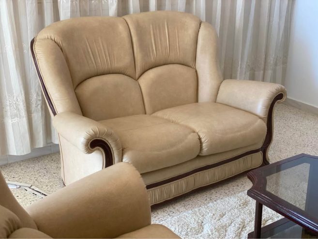 salon-complet-avec-canape-et-fauteuils