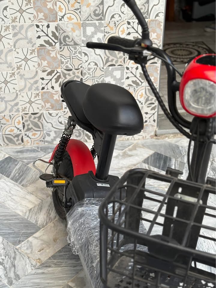 yadea-scooter-electrique-vue-laterale-gauche