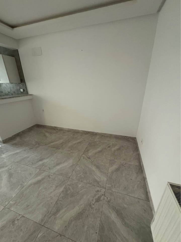 appartement-s1-laouina-sejour-carrelage-brillant-clim